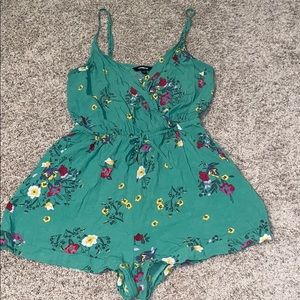 Press green floral romper 💚